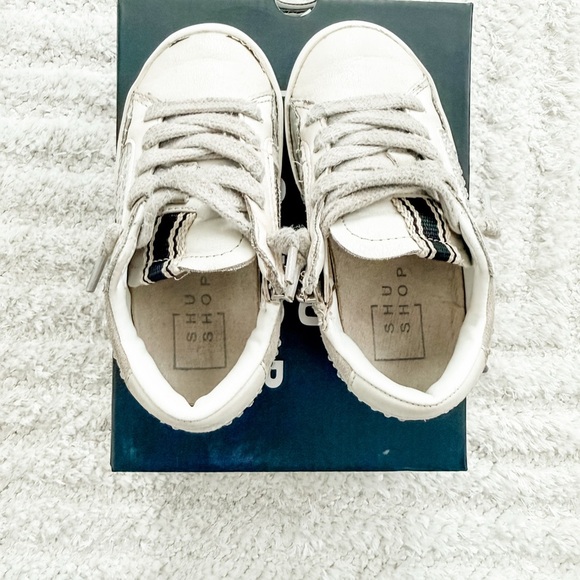 ShuShop Toddler Girl Size 8 - Light Grey Distress Fashion Sneaker - Picture 4 of 6